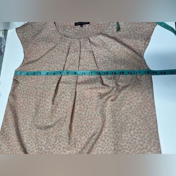 🛍️VIOLET & CLAIRE Soft‎ peach with gray dot pattern top size M. - Picture 12 of 13